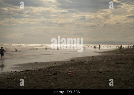 Surfer am Strand in Kugenuma-Kaigan, Präfektur Kanagawa, Japan Stockfoto