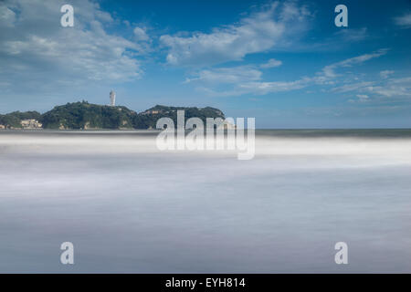 Blick auf Enoshima vom Kugenuma-Kaigan Strand, Präfektur Kanagawa, Japan Stockfoto