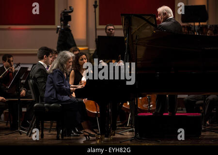 Buenos Aires, Argentinien. 29. Juli 2015. Argentinische Musiker und Dirigent Daniel Barenboim (R) und Pianistin Martha Argerich durchzuführen bei ein Konzert statt mit dem West-Eastern Divan Orchestra am Colon Theater in Buenos Aires, die Hauptstadt von Argentinien, 29. Juli 2015. © Martin Zabala/Xinhua/Alamy Live-Nachrichten Stockfoto