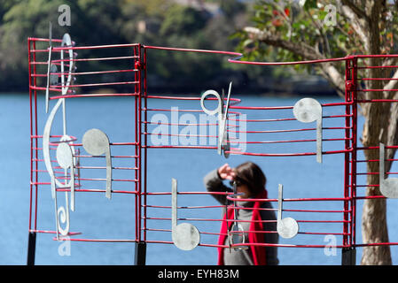 Sydney, Australien. 30. Juli 2015. Besucher sehen die Hafen-Skulpturen-Ausstellung am Clarkes Point Reserve und Deckshaus in Woolwich in Sydney eröffnet. Bildnachweis: MediaServicesAP/Alamy Live-Nachrichten Stockfoto