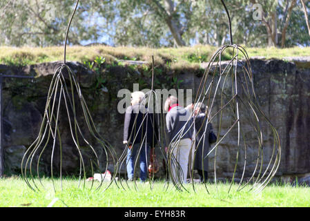 Sydney, Australien. 30. Juli 2015. Besucher sehen die Hafen-Skulpturen-Ausstellung am Clarkes Point Reserve und Deckshaus in Woolwich in Sydney eröffnet. Bildnachweis: MediaServicesAP/Alamy Live-Nachrichten Stockfoto