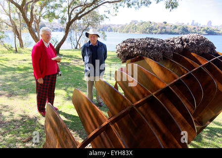 Sydney, Australien. 30. Juli 2015. Besucher sehen die Hafen-Skulpturen-Ausstellung am Clarkes Point Reserve und Deckshaus in Woolwich in Sydney eröffnet. Bildnachweis: MediaServicesAP/Alamy Live-Nachrichten Stockfoto