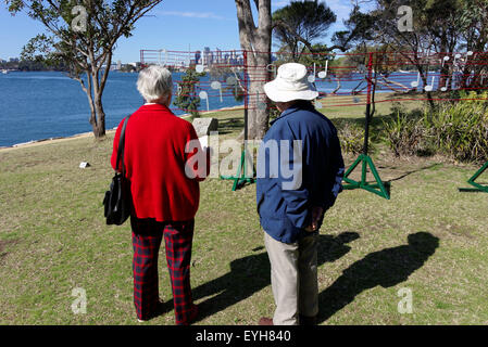 Sydney, Australien. 30. Juli 2015. Besucher sehen die Hafen-Skulpturen-Ausstellung am Clarkes Point Reserve und Deckshaus in Woolwich in Sydney eröffnet. Bildnachweis: MediaServicesAP/Alamy Live-Nachrichten Stockfoto