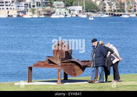 Sydney, Australien. 30. Juli 2015. Besucher sehen die Hafen-Skulpturen-Ausstellung am Clarkes Point Reserve und Deckshaus in Woolwich in Sydney eröffnet. Bildnachweis: MediaServicesAP/Alamy Live-Nachrichten Stockfoto