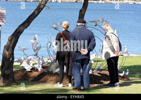 Sydney, Australien. 30. Juli 2015. Besucher sehen die Hafen-Skulpturen-Ausstellung am Clarkes Point Reserve und Deckshaus in Woolwich in Sydney eröffnet. Bildnachweis: MediaServicesAP/Alamy Live-Nachrichten Stockfoto