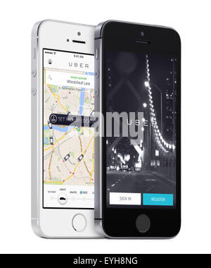 Varna, Bulgarien - 26. Mai 2015: Uber app-Start-Seite und Uber Suche Autos Karte auf den weißen und schwarzen Apple iPhones 5 s. Stockfoto