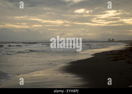 Wellen an der Küste Kugenuma-Kaigan Strand, Präfektur Kanagawa, Japan Stockfoto