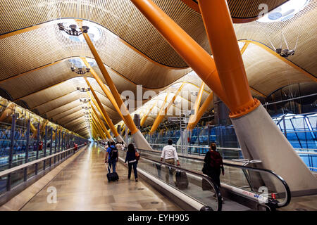 Spanien, MAD, Flughafen Adolfo Suarez Madrid-Barajas, international, innen, Terminal, Tor, Richard Rogers, Antonio Lamelas, Architektur, Bambusdecke, m Stockfoto