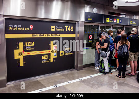 Spanien, MAD, Flughafen Adolfo Suarez Madrid-Barajas, international, innen, Terminal, Gate, Personenbeförderung, Shuttle-Zug, Karte, hispanisch ankommende Passagiere Stockfoto