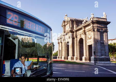 Madrid Spanien,Recoletos,Salamanca,Puerta de Alcala,Calle de Alcala,Plaza de la Independencia,Monument,Francesco Sabatini,neoklassische Architektur,Bus, Stockfoto