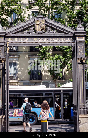 Madrid Spanien, Europa, Spanisch, Recoletos, Salamanca, Biblioteca y Museos Nacionales, Nationalbibliothek und Museen, Tor, Eingang, Wappen, Bus, Reisebus, Erwachsener Stockfoto