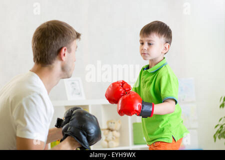 Kind junge und Papa spielen Boxen Stockfoto
