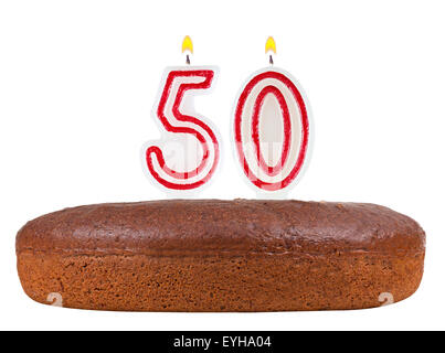 Geburtstagstorte mit Kerzen Zahl 50 isoliert auf weißem Hintergrund Stockfoto