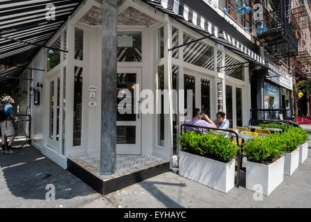 New York, NY 29. Juli 2015 von Chloe, Obst und Joghurt Stube öffnet sich an der Ecke der Bleecker und MacDougal. Der Ort beherbergte zuvor Caffe Ciao und Caffe Borgia Stockfoto