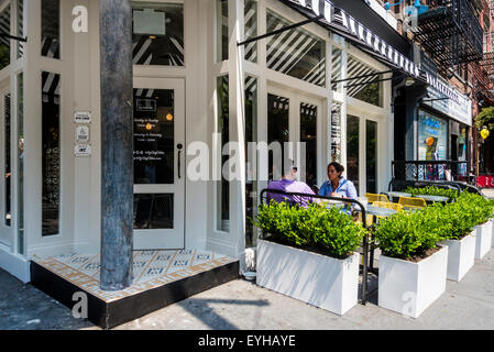 New York, NY 29. Juli 2015 von Chloe, Obst und Joghurt Stube öffnet sich an der Ecke der Bleecker und MacDougal. Der Ort beherbergte zuvor Caffe Ciao und Caffe Borgia Stockfoto