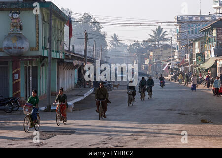 Straßenszene, Radfahrer, Nyaung Shwe, Shan State in Myanmar Stockfoto