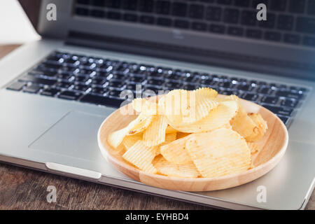 Knusprige Pommes Frites auf Arbeitsplatz, Fotoarchiv Stockfoto