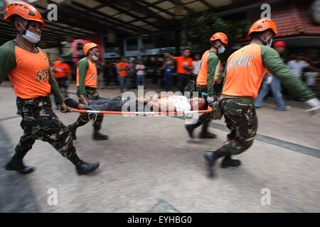 Quezon City, Philippinen. 30. Juli 2015. Ein verletzter Mann ist in einen Krankenwagen während der landesweiten Erdbeben Bohrer in Libis gehetzt. Der Bohrer wird basierend auf eine Projektion von einem 7.2 Erdbeben erzeugt durch die Bewegung der West Valley Fehler gemacht. Bildnachweis: Mark Cristino/Pacific Press/Alamy Live-Nachrichten Stockfoto