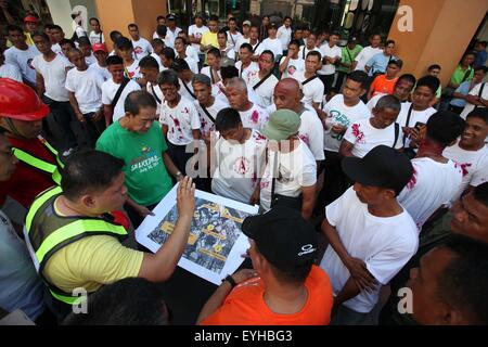 Quezon City, Philippinen. 30. Juli 2015. Freiwillige werden vor der bundesweiten Erdbeben Bohrer in Libis informiert. Der Bohrer wird basierend auf eine Projektion von einem 7.2 Erdbeben erzeugt durch die Bewegung der West Valley Fehler gemacht. Bildnachweis: Mark Cristino/Pacific Press/Alamy Live-Nachrichten Stockfoto