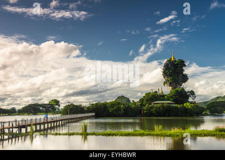 Kyauk Kalap Pagode auf einem Felsen, Brücke über den Stausee, Kloster, Hpa-an, Kayin oder Karen State in Myanmar Stockfoto