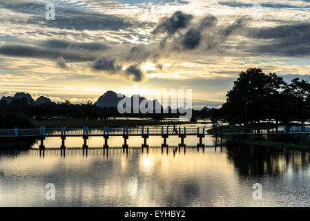 Brücke über den Stausee, Sonnenuntergang über dem Turm Karstberge, Hpa-an, Karen oder Kayin-Staat, Myanmar Stockfoto