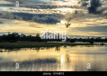 Sonnenuntergang über dem Turm Karstberge, Stausee, Landschaft im Abendlicht, Hpa-an, Karen oder Kayin-Staat, Myanmar Stockfoto