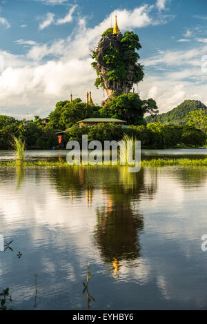 Kyauk Kalap Pagode auf einem Felsen, Reflexion, Kloster, Hpa-an, Kayin oder Karen State in Myanmar Stockfoto