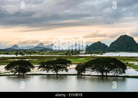 Sonnenuntergang über dem Turm Karstberge, Stausee, Landschaft im Abendlicht, Hpa-an, Karen oder Kayin-Staat, Myanmar Stockfoto