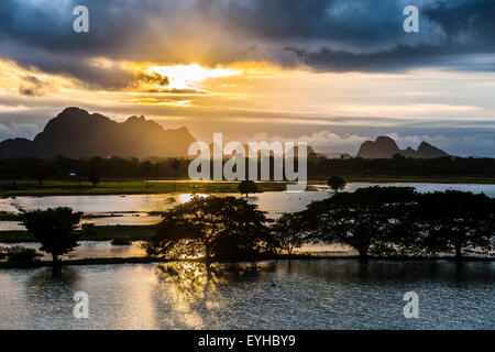 Sonnenuntergang über dem Turm Karstberge, Stausee, Landschaft im Abendlicht, Hpa-an, Karen oder Kayin-Staat, Myanmar Stockfoto