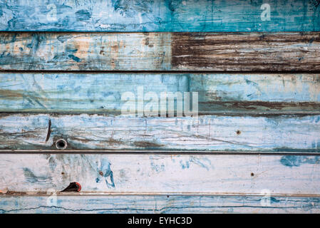 Alte Metall Hintergrund sieht aus wie Holz - blau, weiß, braun und gelb lackiert Stockfoto