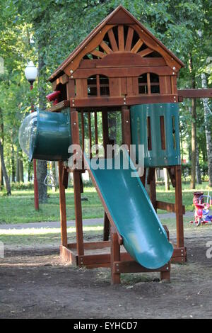 hölzerne klar retro-Stil-Folie auf Kinderspielplatz im Sommerpark Stockfoto