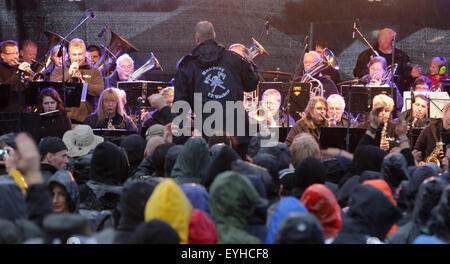 Die Feuerwehrmusikkorps führen auf der Bühne auf dem Festivalgelände während W.O.A (Wacken Open Air) in Wacken, Deutschland, 29. Juli 2015. Fans aus der ganzen Welt besuchen die weltweit größte Heavy Metal Festival vom 30. Juli bis 01 August. Foto: AXEL HEIMKEN/dpa Stockfoto