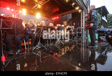 Die Feuerwehrmusikkorps führen auf der Bühne auf dem Festivalgelände während W.O.A (Wacken Open Air) in Wacken, Deutschland, 29. Juli 2015. Fans aus der ganzen Welt besuchen die weltweit größte Heavy Metal Festival vom 30. Juli bis 01 August. Foto: AXEL HEIMKEN/dpa Stockfoto