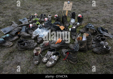 Festivalbesucher Aufmachungen ein "Schuh-Friedhof" auf dem Festivalgelände während der W.O.A (Wacken Open Air) in Wacken, Deutschland, 29. Juli 2015. Fans aus der ganzen Welt besuchen die weltweit größte Heavy Metal Festival vom 30. Juli bis 01 August. Foto: AXEL HEIMKEN/dpa Stockfoto