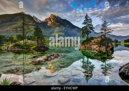 Alpen, See Hintersee im ersten Licht (im Juli). Stockfoto