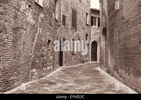 Italien. Region Toskana. Montepulciano-Stadt. Mittelalterliche Straße. In Sepia getönt. Retro-Stil Stockfoto