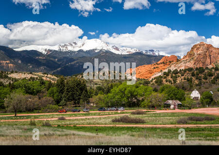 Die Felsformationen der Garten der Götter National Natural Landmark und Pikes Peak, in der Nähe von Colorado Springs, Colorado, USA Stockfoto