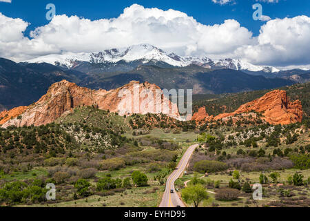 Die Felsformationen der Garten der Götter National Natural Landmark und Pikes Peak, in der Nähe von Colorado Springs, Colorado, USA Stockfoto