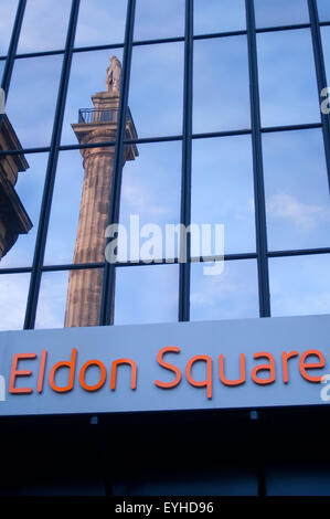 Greys Monument spiegelt sich in Eldon Square Windows, Newcastle-upon-Tyne Stockfoto