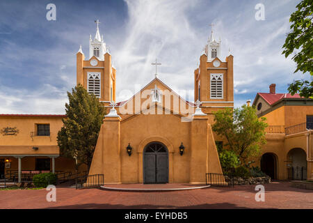 Die San Felipe de Neri Pfarrkirche im alten Stadt Albuquerque, New Mexico, USA. Stockfoto