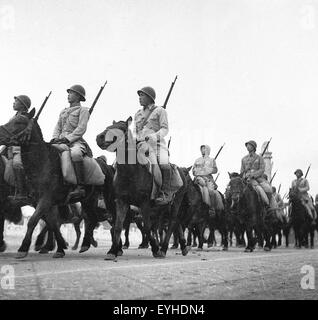 Peking, China. 30. Juli 2015. Die Datei Foto 1949 zeigt Soldaten der chinesischen Volksbefreiungsarmee (PLA) Kavallerie-Einheit Teilnahme an einer Parade anlässlich der Gründung der Volksrepublik China in Peking, Hauptstadt von China. China wird eine Parade am 3. September 2015 zum Gedenken an den 70. Jahrestag des Sieges in das chinesische Volk Krieg des Widerstands gegen die japanische Aggression und den Sieg der antifaschistischen Krieg weltweit abhalten. © Xinhua/Alamy Live-Nachrichten Stockfoto