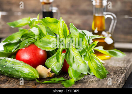 Gemüse und grünen mit einer Flasche Sonnenblumenöl im Hintergrund Stockfoto