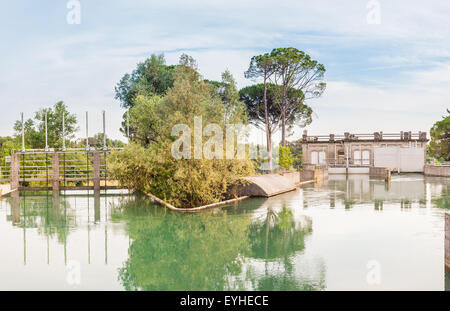 Einbau von Sperren auf dem Fluss zu Wasser in verschiedenen Bewässerungskanäle für die Landwirtschaft Stockfoto