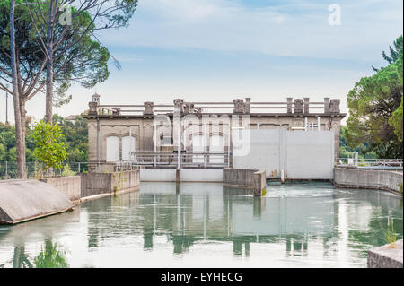 Einbau von Sperren auf dem Fluss zu Wasser in verschiedenen Bewässerungskanäle für die Landwirtschaft Stockfoto