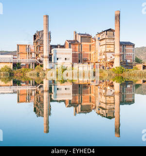 Alte Papierfabrik, die im Fluss reflektiert wird Stockfoto