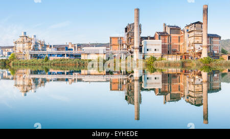 Alte Papierfabrik, die im Fluss reflektiert wird Stockfoto