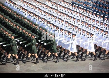 Peking, China. 3. Sep 2015. Die Datei Foto im Jahr 2009 zeigt weibliche Soldaten der chinesischen Volksbefreiungsarmee (PLA) Teilnahme an einer Parade anlässlich des 60. Jahrestages der Gründung der Volksrepublik China im Tian'anmen Square von Peking, Hauptstadt von China. China wird eine Parade am 3. September 2015 zum Gedenken an den 70. Jahrestag des Sieges in das chinesische Volk Krieg des Widerstands gegen die japanische Aggression und den Sieg der antifaschistischen Krieg weltweit abhalten. © Wang Jianmin/Xinhua/Alamy Live-Nachrichten Stockfoto