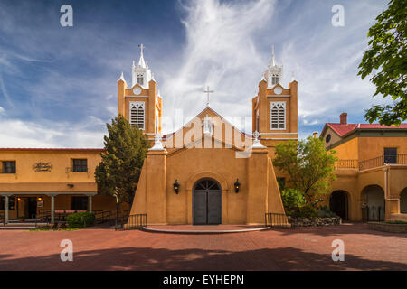 Die San Felipe de Neri Pfarrkirche im alten Stadt Albuquerque, New Mexico, USA. Stockfoto