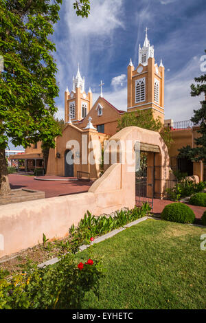 Die San Felipe de Neri Pfarrkirche im alten Stadt Albuquerque, New Mexico, USA. Stockfoto