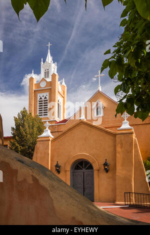 Die San Felipe de Neri Pfarrkirche im alten Stadt Albuquerque, New Mexico, USA. Stockfoto